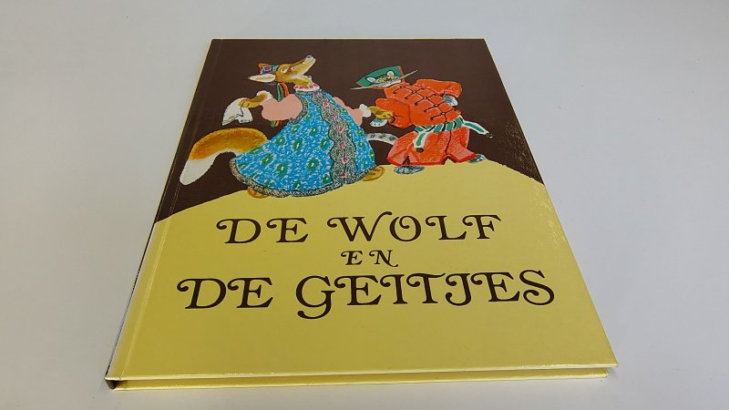 Tweedehands boek: De wolf en de geitjes van auteur A.N. Tolstoj - Hardcover in zeer goede staat. Minimale gebruikerssporen hoekjes kaft en rug. Binnenwerk als nieuw!
