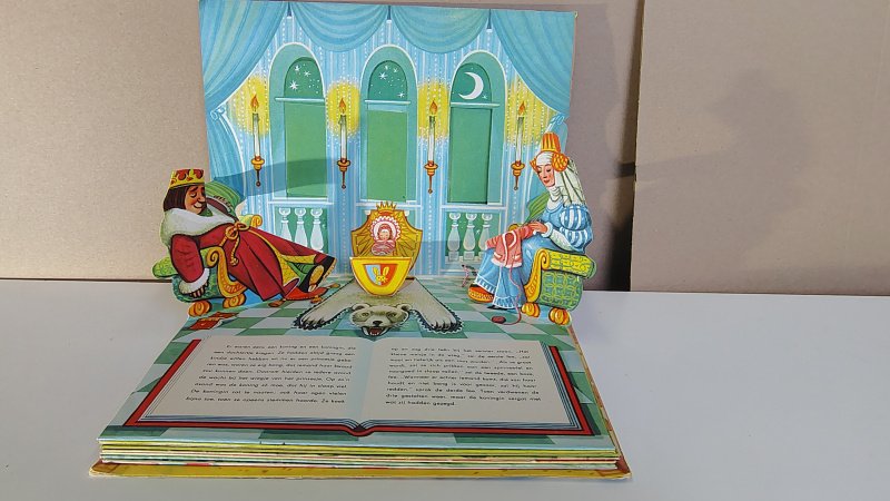 Tweedehands boek: Doornroosje pop-up boek van auteur Vojtěch Kubašta - Paperback met linnen rug. Slijtage langs de randen en puntjes kaft. Alle pop-up mechanismen intact. Enkele lichte roestvlekjes op de bladzijdes.