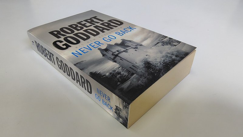 Tweedehands boek: Never go Back van auteur Robert Goddard - Paperback met rechte rug zonder leesvouwen. Minimale gebruikerssporen. Naamstempeltje voorin, verder onbeschreven en netjes.