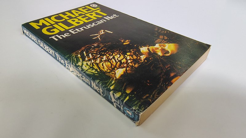 Tweedehands boek: The Etruscan net van auteur Michael Gilbert - Engelstalige pocket met rechte rug zonder leesvouwen. Slijtage randen kaft en rug. Binnenwerk onbeschreven en netjes.