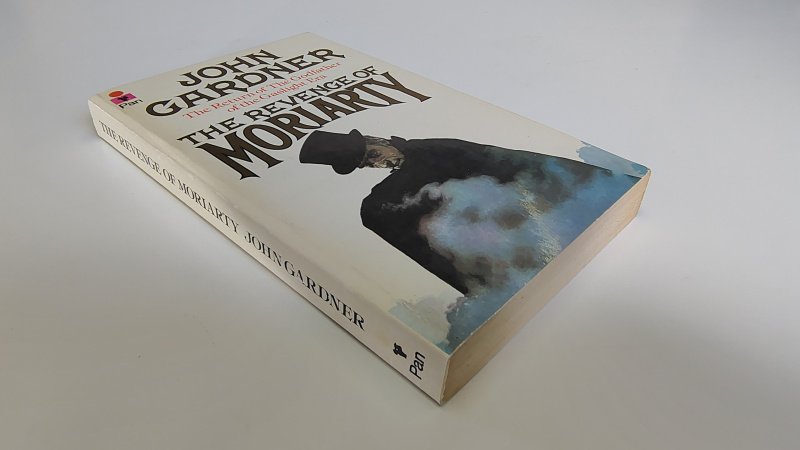 Tweedehands boek: The Revenge of Moriarty van auteur John Gardner - Engelstalige pocket met rechte rug zonder leesvouwen. Lichte gebruikerssporen puntjes kaft. Kaft licht verkleurd. Naamstempeltje voorin verder onbeschreven en netjes.
