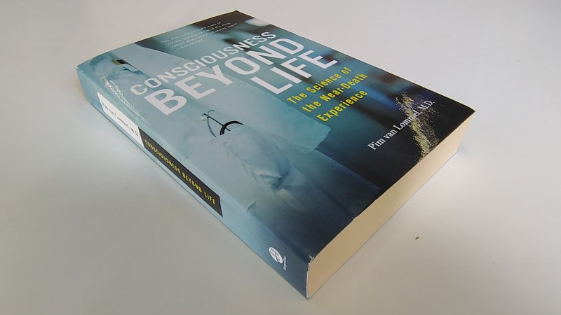 Tweedehands boek: Consciousness Beyond Life van auteur Pim van Lommel - Engelstalige paperback met rechte rug zonder leesvouwen. Minimale gebruikerssporen puntjes kaft.  Binnenwerk onbeschreven en netjes.