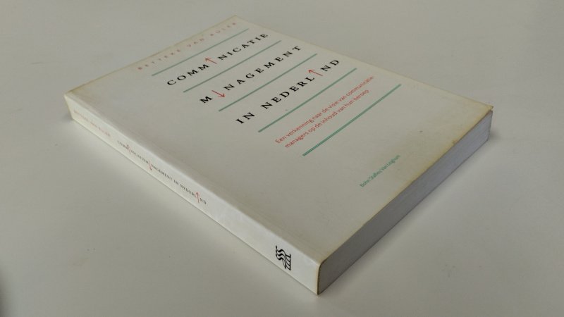 Tweedehands boek: Communicatie management in Nederland van auteur Betteke van Ruler - In goede staat. Nederlandstalige softcover. Lichte gebruikssporen en verkleuring aan de kaft. Gesigneerd door auteur. Pagina's netjes, onbeschreven en stevig in het boekwerk.