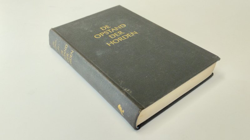 Tweedehands boek: De opstand der horden van auteur Jose ortega y Gasset - In goede staat. Nederlandstalig linnengebonden hardcover zonder stofomslag. Lichte gebruikssporen aan de kaft. Ex Libris voorin. Schutblad verkleurd. Pagina's netjes, onbeschreven en stevig in de binding