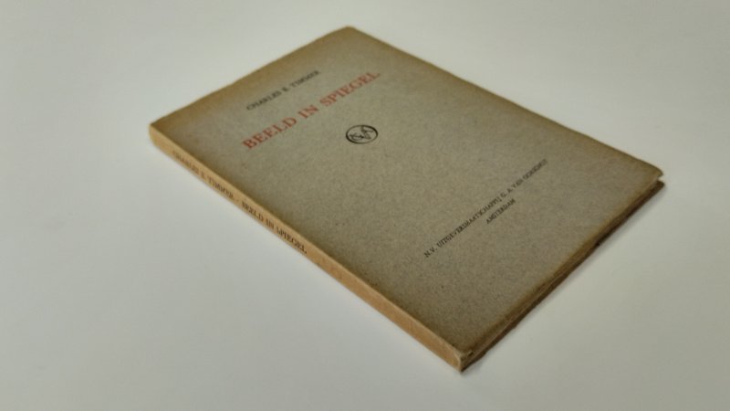Tweedehands boek: Beeld in spiegel van auteur Charles B. Timmer - In goede staat. Nederlandstalige softcover. Lichte gebruikssporen aan de kaft. De kaft is verkleurd. Pagina's netjes, onbeschreven en stevig in de binding.