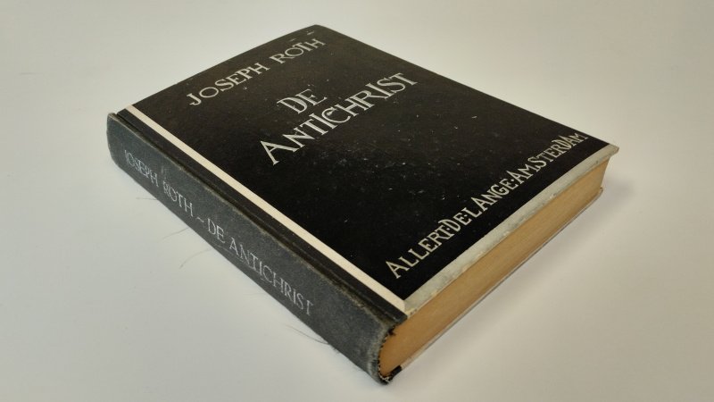 Tweedehands boek: De Antichrist van auteur Joseph Roth - In redelijke staat. Nederlandstalige hardcover zonder stofomslag. Duidelijke gebruikssporen aan de kaft, de rug zit iets los. Binnenwerk begint los te zitten.  De pagina's zijn verkleurd, maar netjes en onbeschreven.