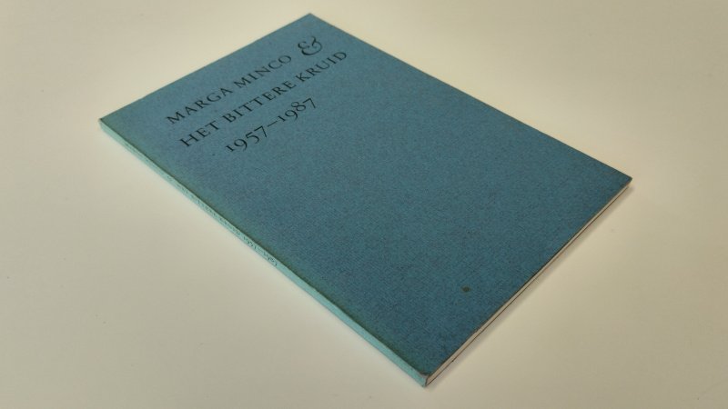 Tweedehands boek: Marga Minco & Het bittere kruid 1957-1987 van auteur Jessica Voeten - In goede staat. Nederlandstalige softcover. Lichte verkleuring ronden kaft. Binnenwerk als nieuw. Oplage 550 - niet in de handel