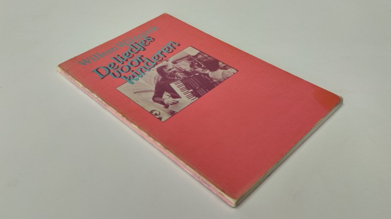 Tweedehands boek: De liedjes voor Kinderen van auteur Willem Wilmink - In goede staat. Nederlandstalige softcover. Lichte verkleuring en gebruikssporen aan de kaft.Pagina's netjes, onbeschreven en stevig in de binding