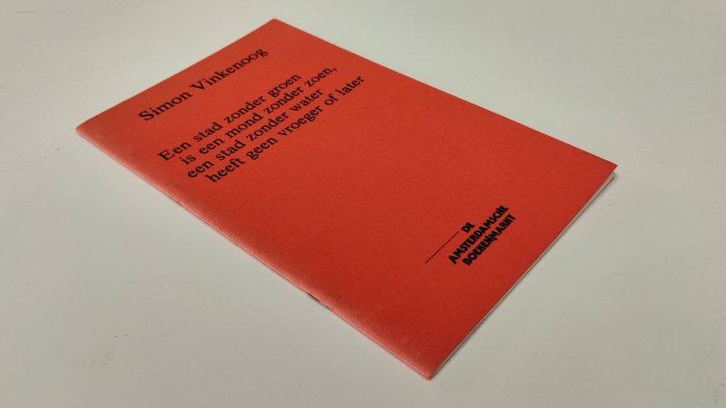 Tweedehands boek: Een stad zonder groen van auteur Simon Vinkenoog - In goede staat. Nederlandstalige geniete softcover. Naam voorin. Lichte gebruikssporen aan de kaft. Pagina's netjes en onbeschreven. Uit een oplage van 975 exemplaren