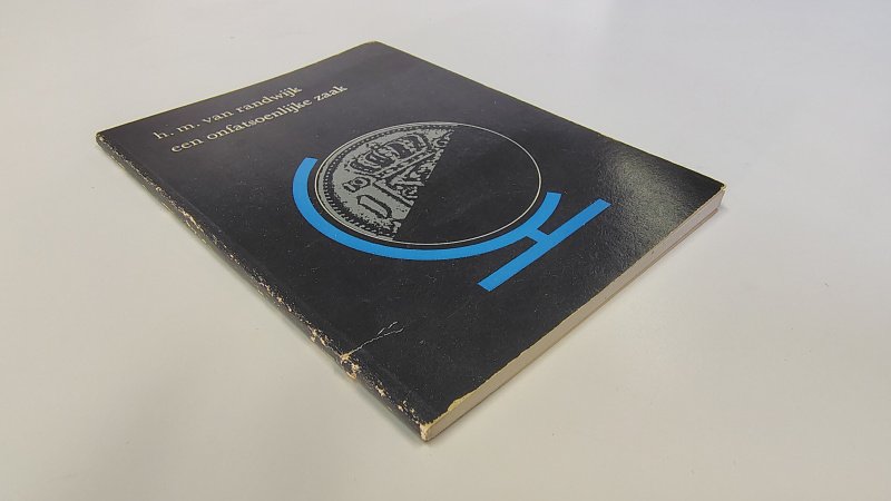 Tweedehands boek: Een onfatsoenlijke zaak van auteur H.M. van Randwijk - Paperback compact formaat 9X12,5CM, top-punten reeks. Duidelijke slijtage randen kaft en rug. Binnenwerk onbeschreven en netjes.