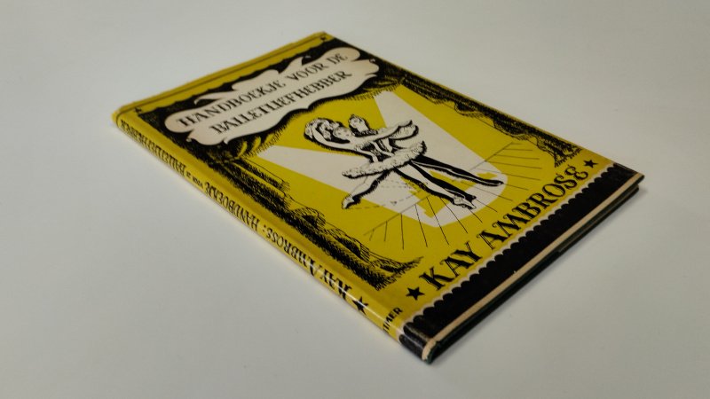 Tweedehands boek: Handboekje voor de balletliefhebber van auteur Kay Ambrose - In goede staat. Nederlandstalige hardcover met stofomslag. de stofomslag vertoont gebruikersspoortjes aan hoeken en randen. Pagina's netjes, onbeschreven stevig in de binding