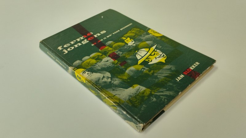 Tweedehands boek: Ferme jongens van auteur Jan Blokker - In redelijke staat. Nederlandstalige hardcover met gebruikssporen aan de kaft. Pagina's netjes, onbeschreven en stevig in het boekwerk