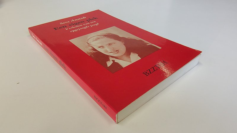 Tweedehands boek: Een eigen plek, verhalen van een opgejaagde jeugd van auteur Sera Anstadt - Paperback met rechte rug zonder leesvouwen. Lichte slijtage randen kaft. Binnenwerk onbeschreven en netjes.