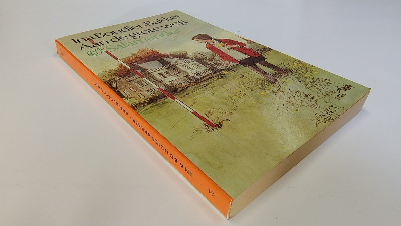 Tweedehands boek: Aan de grote weg van auteur Ina Boudier-Bakker - Salamander pocket nummer 31 met rechte rug zonder leesvouwen. Lichte gebruikerssporen randen kaft. Binnenwerk onbeschreven en netjes.