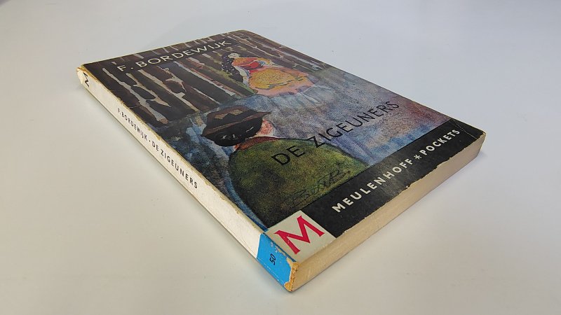Tweedehands boek: De zigeuners van auteur F. Bordewijk - Meulenhoff pocket nummer 50. Rechte rug zonder leesvouw.  Voorkant kaft inscheuring rug 3cm. Slijtage randen kaft. Binnenwerk onbeschreven en netjes.
