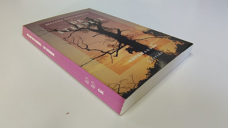 Tweedehands boek: De steeneik van auteur Helene Nolthenius - Salamander pocket nummer 646. Scheefgelezen ruggetje met leesvouwen. Lichte gebruikerssporen randen kaft. Roestvlekjes bovenzijde snede en op de eerste 3 pagina's, verder onbeschreven en netjes.