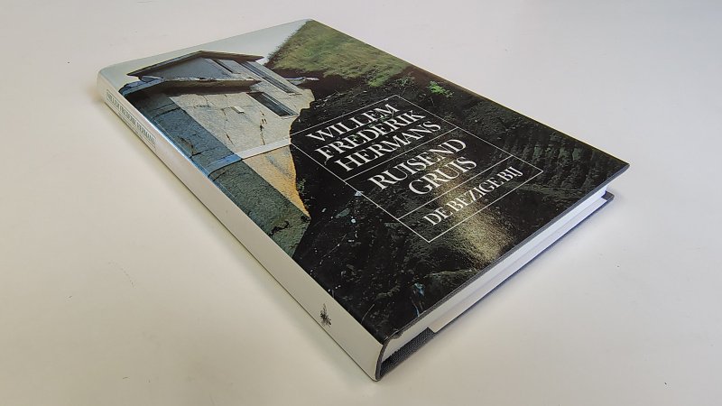 Tweedehands boek: Ruisend gruis van auteur Willem Frederik Hermans - Hardcover met stofomslag in zeer goede staat. Minimale gebruikerssporen randen omslag. Binnenwerk onbeschreven en netjes.