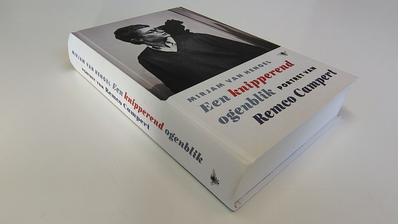 Tweedehands boek: Een knipperend ogenblik van auteur Mirjam van Hengel - Hardcover met minimale gebruikerssporen. Binnenwerk als nieuw!