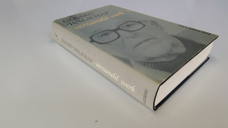 Tweedehands boek: Verzameld werk deel 5 van auteur Gerard Walschap - Hardcover met stofomslag. Donkerblauwe linnenkaft met zilveropdruk als nieuw. Omslag lichte slijtage langs de randen, lichte verkleuring rug. Roestvlekjes bovenzijde snede. Binnenwerk als nieuw.