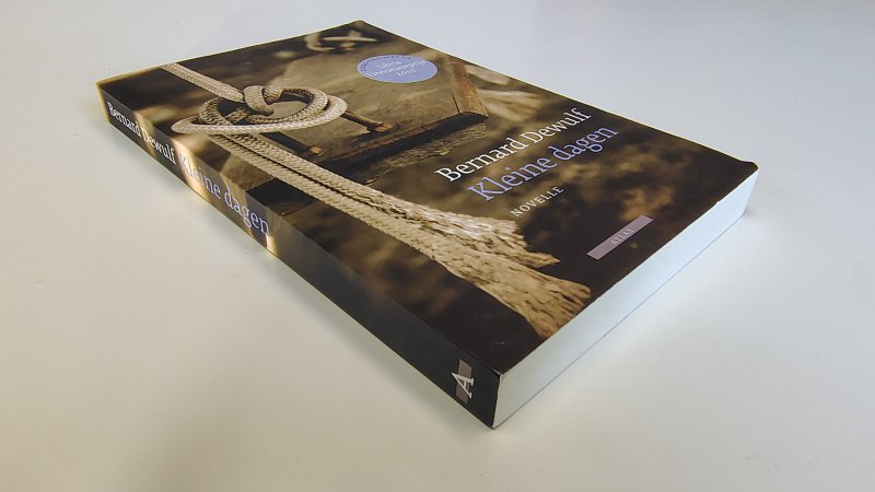 Tweedehands boek: Kleine dagen van auteur Bernard Dewulf - Paperback met rechte rug zonder leesvouwen. Lichte slijtage punten kaft. Klein vlekje eerste bladzijde, verder onbeschreven en netjes.