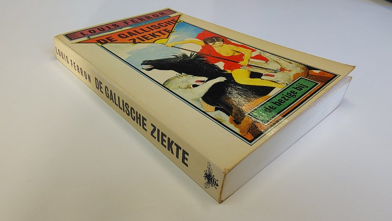 Tweedehands boek: De gallische ziekte van auteur Louis Ferron - Paperback met rechte rug zonder leesvouwen. Lichte gebruikerssporen randen kaft en lichte verkleuring kaft en bovenzijde snede. Naampje voorin, verder onbeschreven en netjes.