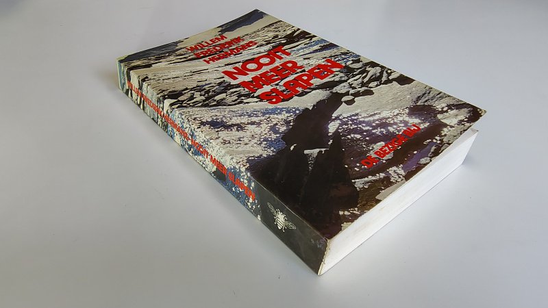 Tweedehands boek: Nooit meer slapen van auteur Willem Frederik Hermans - Paperback met rechte rug zonder leesvouwen. Minimale gebruikerssporen randen kaft. Naam voorin met klein vlekje, verder onbeschreven en netjes.