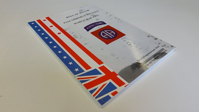 Tweedehands boek: Roll Of Honor - 82nd Airborne Division WWII - Bevrijdingsmuseum Deel 4 van auteur G. Thuring en F. van den Bergh - Engelstalige paperback, bijna als nieuw. Minimale gebruikerssporen puntjes kaft. Binnenwerk onbeschreven en keurig netjes.