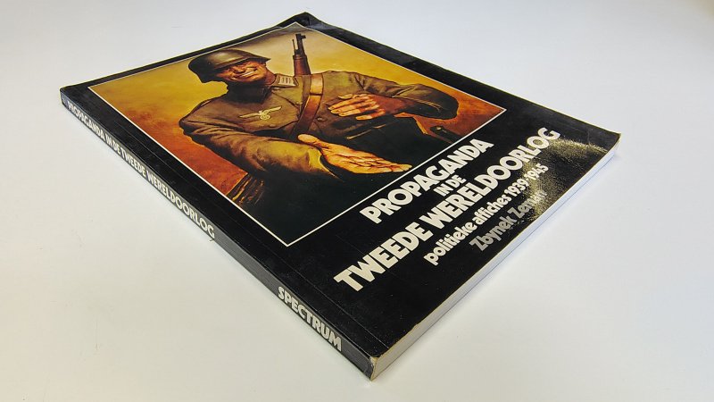 Tweedehands boek: Propaganda in de Tweede Wereldoorlog, politieke affiches 1939-1945 van auteur Zbynek Zeman - Paperback met rechte rug zonder leesvouwen. Lichte slijtage randen kaft. Kreuk rechts bovenaan in de kaft en bladzijdes. Binnenwerk verder onbeschreven en netjes.
