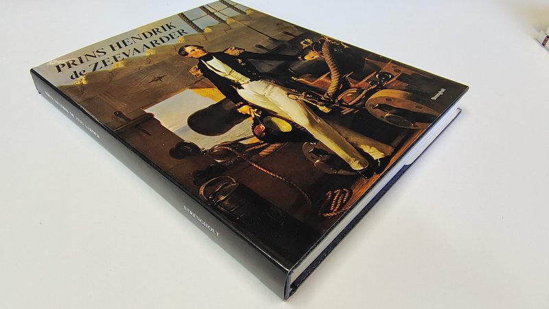 Tweedehands boek: Prins Hendrik de zeevaarder van auteur M. Bosscher, Mörzer Bruyns-de Haan - Hardcover met stofomslag. Minimale slijtage randen omslag. Witte bladzijdes licht verkleurd, verder onbeschreven en netjes.