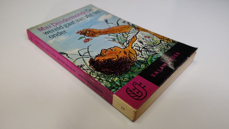 Tweedehands boek: De wereld gaat aan vlijt ten onder van auteur Max Dendermonde - Salamander pocket nummer 92 met rechte rug zonder leesvouwen. Lichte slijtage randen kaft en rug. Achterkant kaft verkleurd. Binnenwerk onbeschreven en netjes.