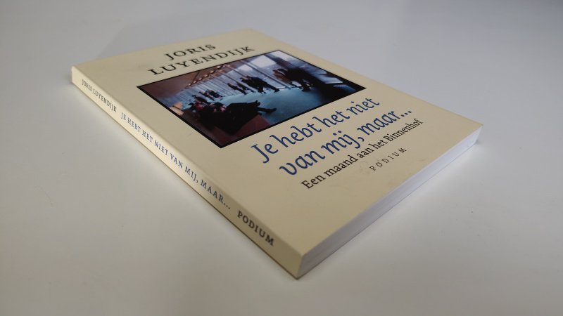 Tweedehands boek: Je hebt het niet van mij, maar ... van auteur Joris Luyendijk - Paperback met rechte rug zonder leesvouwen. Minimale gebruikerssporen puntjes kaft. Binnenwerk als nieuw!