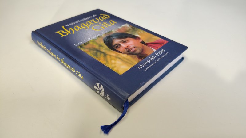 Tweedehands boek: Vrijheid volgens de Bhagavad Gita van auteur Mansukh Patel - Hardcover met leeslint. Klein deukje onder aan kaft voorzijde en bovenaan achterkant kaft. Binnenwerk als nieuw!
