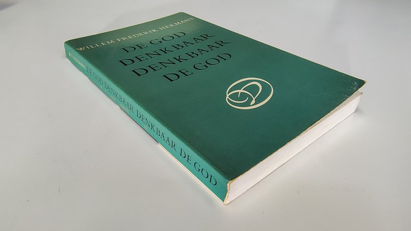 Tweedehands boek: De God denkbaar, denkbaar de God van auteur Willem Frederik Hermans - Paperback met rechte rug zonder leesvouwen. Lichte slijtage randen kaft. Voorin weggegumde naam, verder onbeschreven en netjes. Gecorrigeerde uitgave.