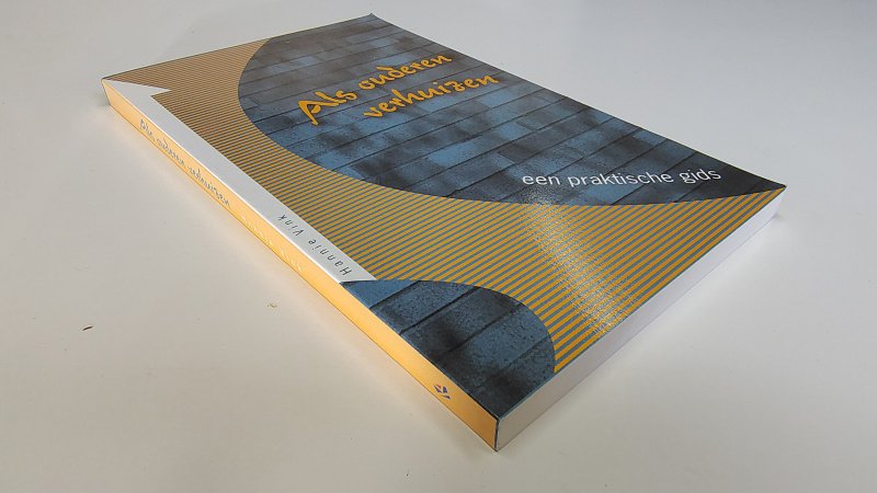 Tweedehands boek: Als ouderen verhuizen, een praktische gids van auteur Hannie Vink - Paperback met rechte rug zonder leesvouwen. Minimale gebruikerssporen puntjes kaft. Handtekening voorin, verder onbeschreven en netjes.