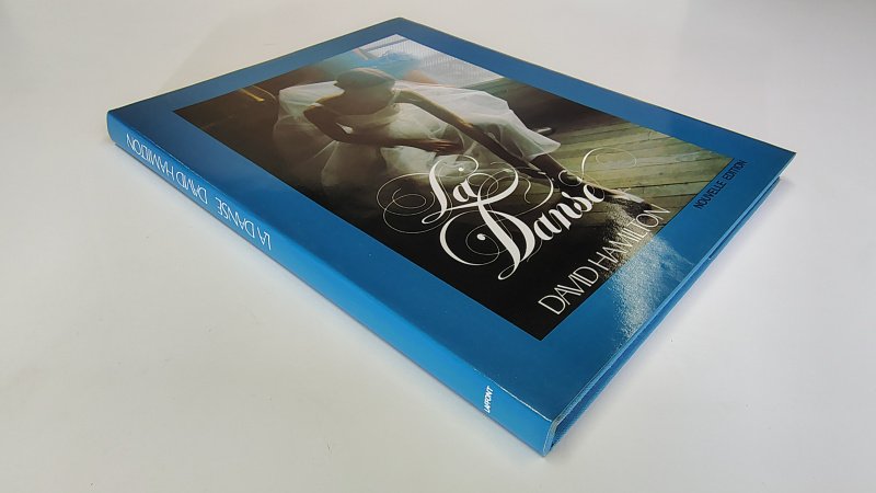 Tweedehands boek: La Danse van auteur David Hamilton - Duitstalige hardcover met stofomslag. Novelle edition. Minimale gebruikerssporen omslag. Binnenwerk onbeschreven en netjes. Voornamelijk prachtige foto's.