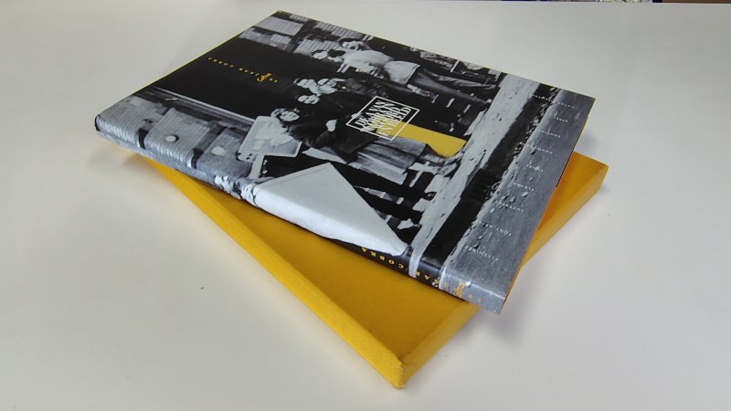 Tweedehands boek: De A van Cobra in woord en beeld luxe editie van auteur samengesteld door Ed Wingen - Hardcover met stofomslag, als nieuw. Inclusief 2 bijbehorende affiches en 1 bijbehorende brief. Cassette wat vlekjes onder en boven lichte watervlek en grijs langs de randen.