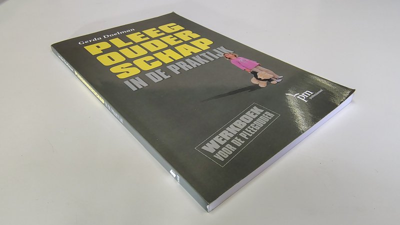 Tweedehands boek: Pleegouderschap in de praktijk van auteur Gerda Doelman - Paperback met lichte gebruikerssporen puntjes kaft. Persoonlijke boodschap van de auteur voorin, verder onbeschreven en netjes.