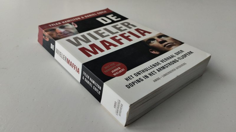 Tweedehands boek: De Wielermaffia van auteur Tyler Hamilton & Daniel Coyle - In goede staat. Nederlandstalige softcover. Scheeftruggetje met lichte gebruikssporen aan de kaft. Pagina's netjes en onbeschreven.
