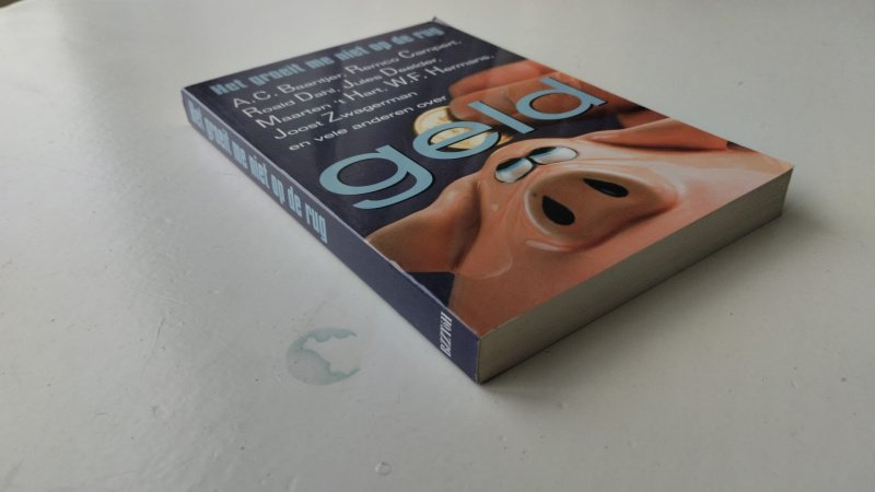 Tweedehands boek: Het groeit me niet op de rug van auteur Diverse auteurs - In goede staat. Nederlandstalige softcover met lichte gebruikssporen. Pagina's netjes en onbeschreven