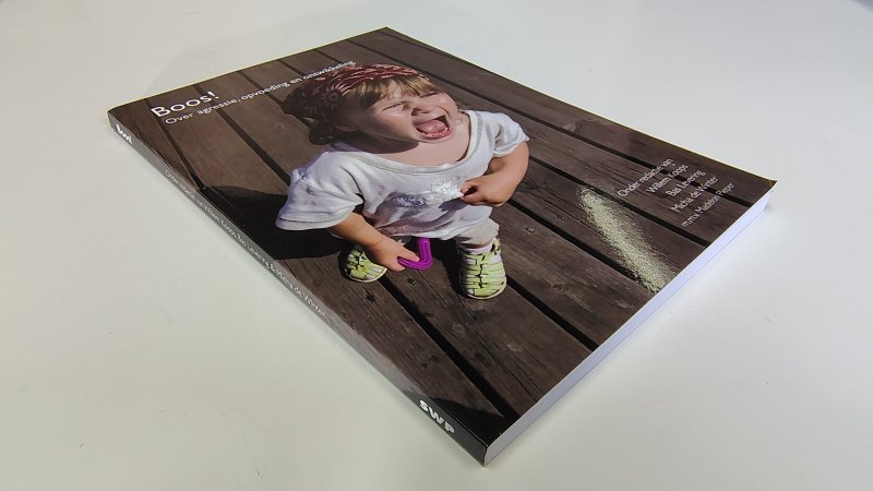 Tweedehands boek: Boos! Over agressie, opvoeding en ontwikkeling van auteur redactie Willem Koops, Bas Levering, e.a. - Paperback, oogt als nieuw. Hele lichte verkleuring van de witte bladzijdes, verder onbeschreven en netjes.