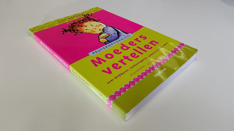 Tweedehands boek: Moeders vertellen van auteur Karin Amstutz - Paperback met rechte rug zonder leesvouwen. Slijtage puntjes kaft. Vouw in eerste bladzijde, verder onbeschreven en netjes.
