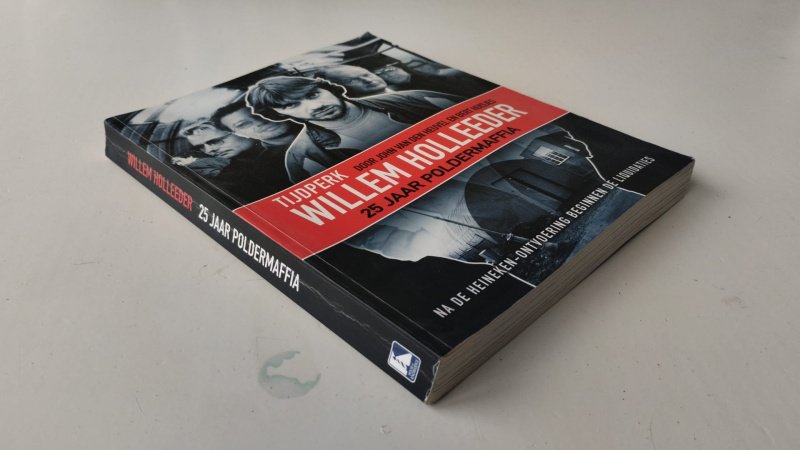 Tweedehands boek: Tijdperk Willem Holleeder van auteur John van den Heuvel _ Bert Huisjes - In redelijke tot goede staat. Gelezen. Scheef ruggetje met leesvouwtje. Lichte gebruikssporen aan de kaft. Pagina´s netjes  en onbeschreven