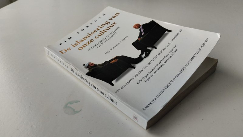 Tweedehands boek: De islamisering van onze cultuur van auteur Wilhelmus Simon Petrus Fortuijn - In goede staat. Nederlandstalige softcover. Beperkte gebruikerssporen aan de kaft. Pagina´s netjes en onbeschreven.