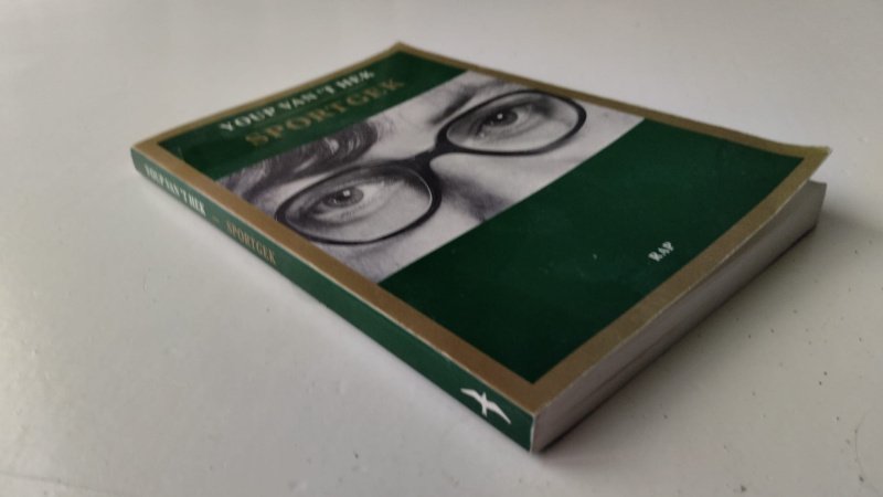 Tweedehands boek: Sportgek van auteur Youp van ´t Hek - In goede staat. Nederlandstalige softcover. lichte gebruikssporen aan de kaft. pagina´s netjes en onbeschreven
