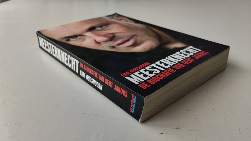Tweedehands boek: Meesterknecht van auteur Erik Oudshoorn - In goede staat. Nederlandstalige softcover met lichte gebruikssporen aan de kaft. Pagina´s netjes en onbeschreven