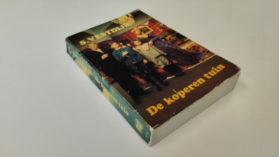 Boek met de titel: De koperen tuin