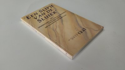 Boek met de titel: 'Een slipje van de sluier'