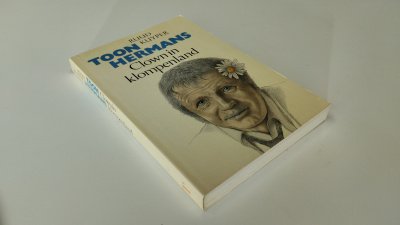 Boek met de titel: Clown in klompenland