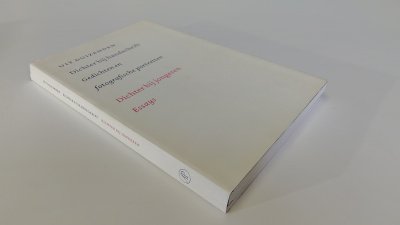 Boek met de titel: Uit duizenden Dichter bij handschrift