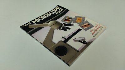 Boek met de titel: The Microscope book